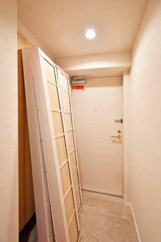 ファミール大宮宮原壱番館の玄関|洗練されたタイル貼りの床と、温もりある木目調の建具が調和する玄関。新規リノベーションにより、照明から細部の質感まで一新。帰宅した瞬間にホッとできる、品格ある住まいの顔をぜひご覧ください。