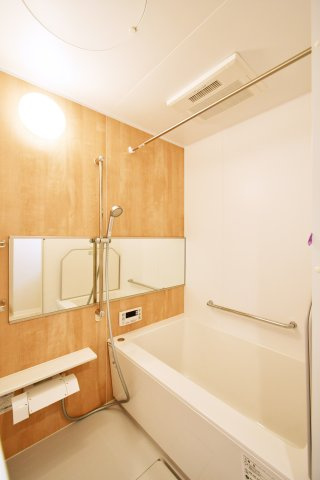 ファミール大宮宮原壱番館の浴室|ぬくもりある木目パネルが洗練された雰囲気を演出するバスルーム。横型ワイドミラーが空間に奥行きを与えます。天候に左右されず洗濯物を干せる浴室乾燥機や、冬場も快適な暖房機能を備えたリラックス空間。