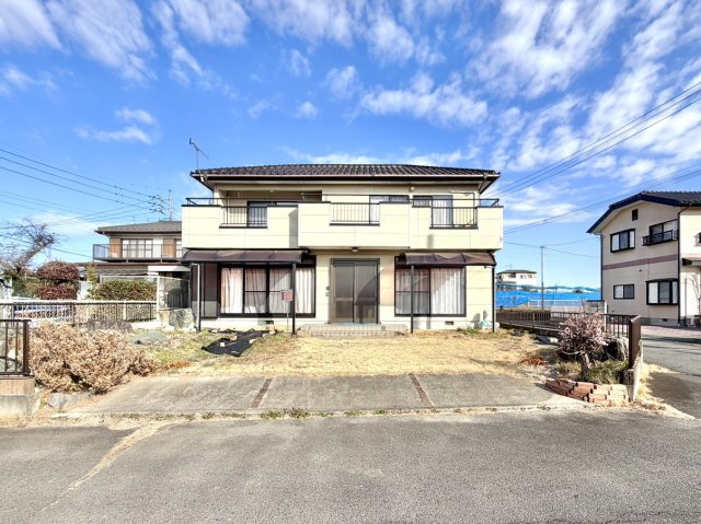 【中古戸建】安中市板鼻の外観|■外観｜外壁のアクセントカラーがシックな外観です。シンプルなデザインでありながらも「個性」を損なわず、お客様一人ひとりの暮らし方にフィットします。