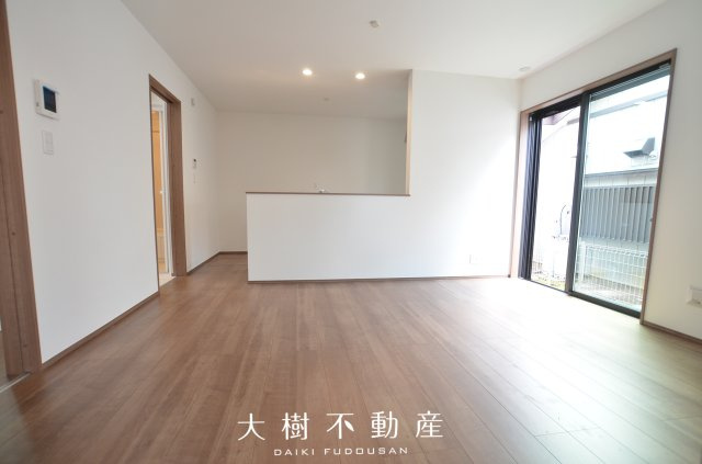 【居間・リビング】 | 座間市入谷西２丁目　新築戸建て　全2棟【仲介手数料無料】