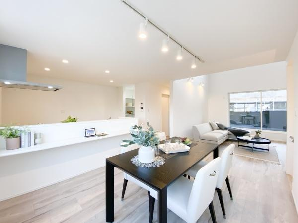 上野丘E　新築の居間・リビング|21.5帖のゆとりあるLDKは開放感たっぷりの2階リビング。外からの視線を気にせずゆっくりくつろげます♪