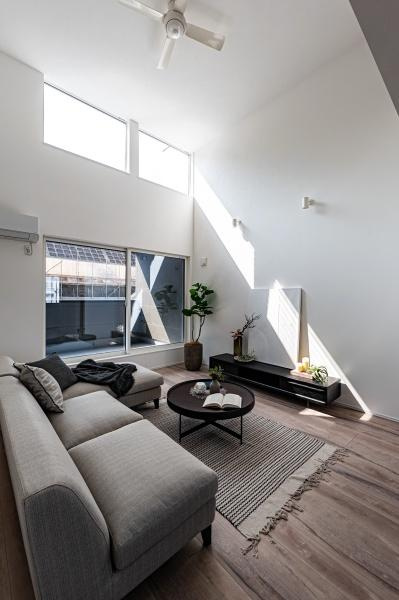 上野丘E　新築のキッチン|吹き抜けの大きな窓から豊かな自然光が差し込み開放感あふれるリビングです。2階リビングでプライバシーも守られ、ゆっくりくつろぐことが出来ます。