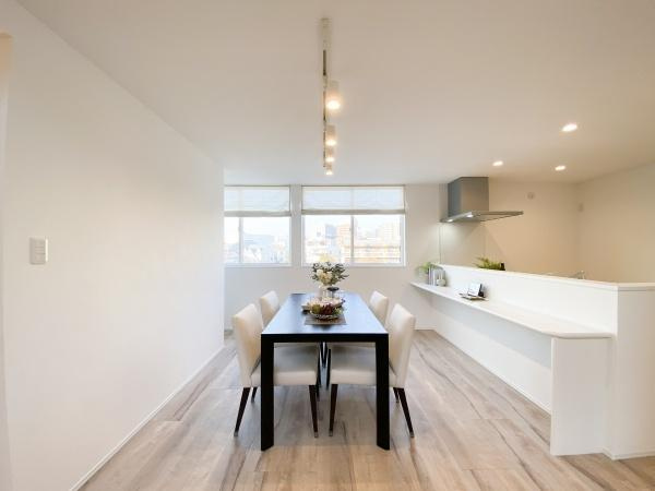 上野丘E　新築の居間・リビング|吹抜で天井が高く、開放的なリビングです。階段を上がると7.5帖のロフトがあり、家族がどこにいても繋がりを感じられる空間です♪