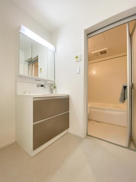 上野丘E　新築の独立洗面台|明るい窓付きで通気性も感じられる洗面所です。収納スペースが豊富で洗面台周りがすっきりとまとまります。
