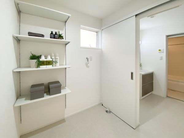上野丘E　新築の独立洗面台|洗面室から直結した家事室には便利な稼働棚が完備。天候に左右されることなく、ランドリールームとしてもお使いいただけます。