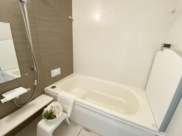 上野丘E　新築の浴室|お風呂には浴室暖房乾燥機が付いています！寒い日でも暖かく快適に入浴でき、洗濯物も乾かせるのも便利です。