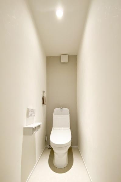 上野丘E　新築のトイレ|一体型トイレは、シンプルでお手入れがとても簡単♪隙間が少なく、汚れがたまりにくいので、いつでも清潔を保ちやすいです。