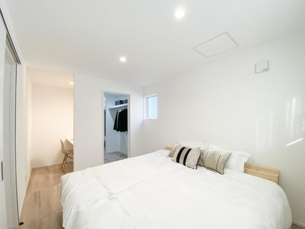 上野丘E　新築の洋室|二面採光で明るい洋室です。こちらの洋室にはウォークインクローゼットを備え、そのままシューズインクローゼットへ繋がり、玄関への出入りも可能です。