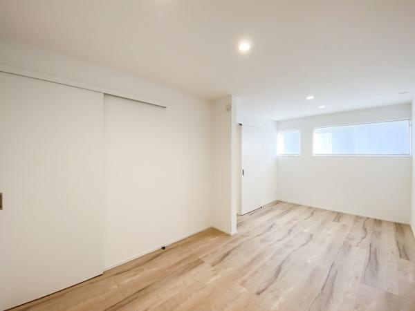 上野丘E　新築の洋室|9帖の洋室としても、仕切りを作って4.5帖ずつの洋室としても。家族の成長に合わせて分けて使用することもできます♪
