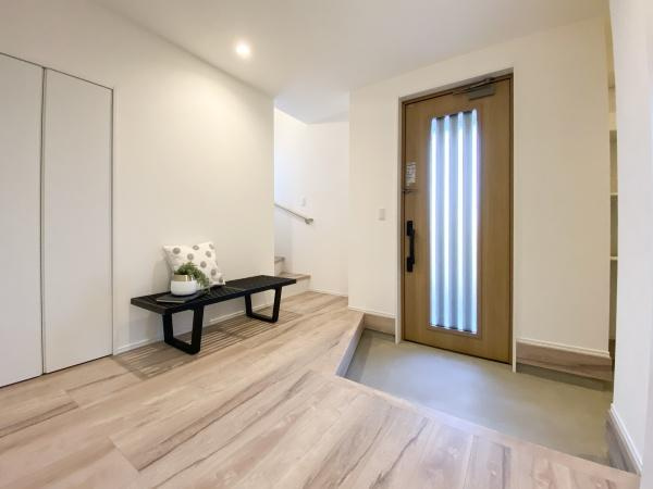 上野丘E　新築の玄関|明るい玄関は清潔感のある雰囲気を演出しています。収納スペースも備わっておりすっきりと整理しやすいです。窓からは自然光が心地よく差し込み開放感を感じられます。
