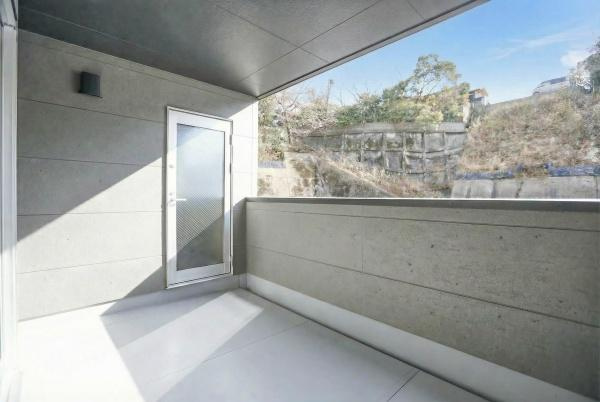 上野丘E　新築のバルコニー|２階にあるリビングから繋がるバルコニーは、リビングの延長として外からの視線を気にせず明るく開放的に過ごせます♪