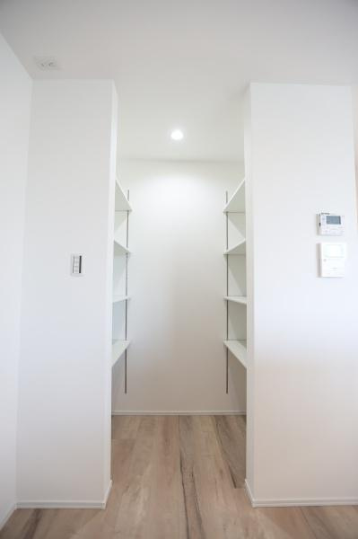 上野丘E　新築の収納|収納物に合わせてレイアウトを変更できるため、使い勝手が良く、キッチン周りを常に整頓できます。