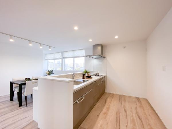 上野丘E　新築のキッチン|キッチンはオープンキッチンを採用！料理をしながらでも家族と会話しやすく、リビングの様子も見渡せます♪