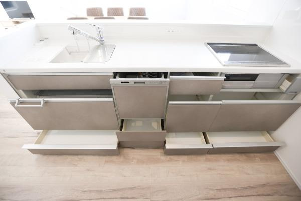 上野丘E　新築のキッチン|節水効果と家事の時短を実現する食洗器付きのキッチン。忙しい日々をサポートします。