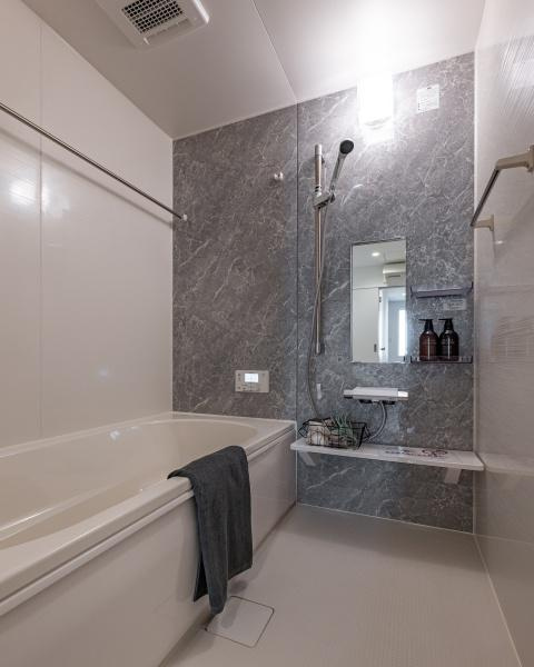 上野丘Ｗ　新築の浴室|落ち着いた壁面が上品な浴室です♪浴室暖房乾燥機が付いており、寒い日でも暖かく快適に入浴でき、洗濯物も乾かせるので便利です。