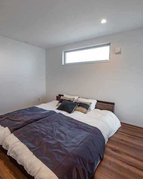 上野丘Ｗ　新築の洋室|柔らかな光が差し込む、心地よい洋室です。二面採光で明るさたっぷり。朝の時間も気持ちよく迎えられます。