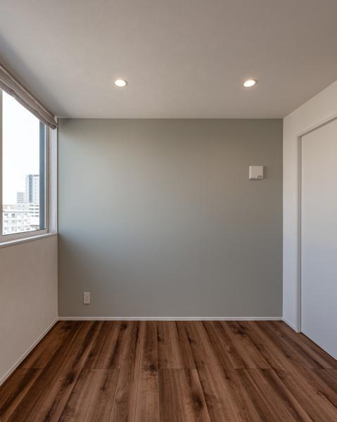 上野丘Ｗ　新築の洋室|淡い色合いのアクセントクロスが印象的な洋室です。窓から明るい光が差し込みます。