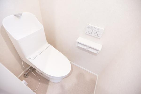 上野丘Ｗ　新築のトイレ|一体型トイレは、シンプルでお手入れがとても簡単♪隙間が少なく、汚れがたまりにくいので、いつでも清潔を保ちやすいです。