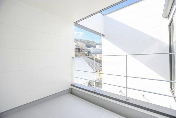 上野丘Ｗ　新築のバルコニー|リビングと繋がるバルコニーは、室内と屋外を自然に繋げる空間。日々のリラックスタイムやガーデニングにも嬉しい、生活に彩りを加える場所です。