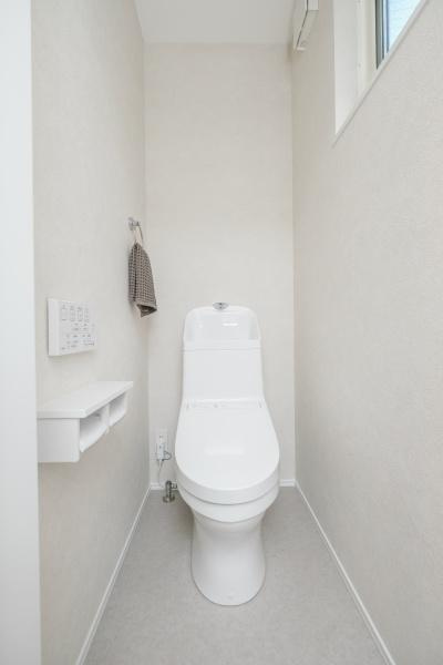 上野丘Ｗ　新築のトイレ|一体型トイレは、シンプルでお手入れがとても簡単♪隙間が少なく、汚れがたまりにくいので、いつでも清潔を保ちやすいです。