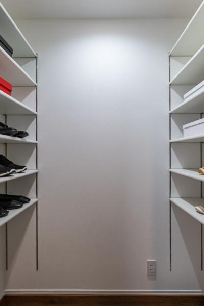 上野丘Ｗ　新築の収納|背の高いものも収めやすい可動棚仕様となっています。扉付きで中身をすっきり片付き、多目的に利用しやすい収納です。