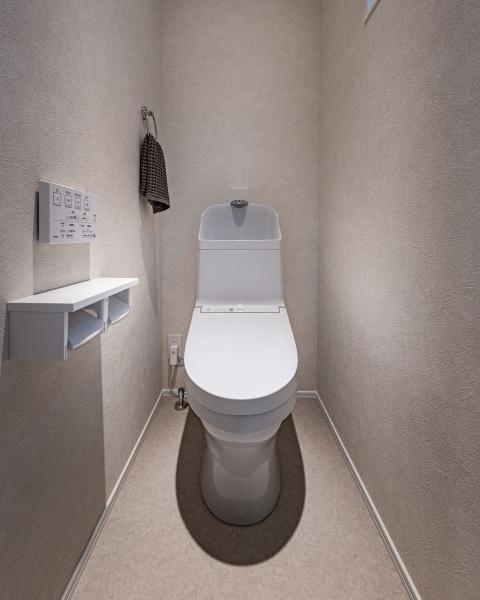上野丘Ｗ　新築のトイレ|一体型トイレは、シンプルでお手入れがとても簡単♪隙間が少なく、汚れがたまりにくいので、いつでも清潔を保ちやすいです。