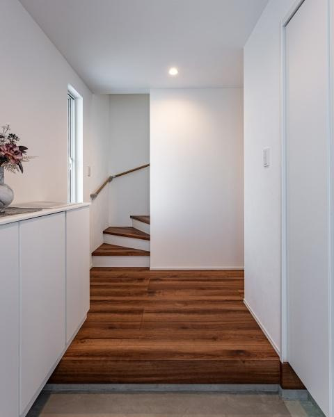 上野丘Ｗ　新築の玄関|シンプルながら機能的な玄関は、広々とした空間と充実した収納が特徴。日々使う物を収納するのに便利なスペースが確保されています。