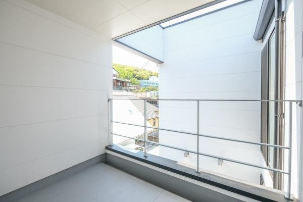 上野丘Ｗ　新築のバルコニー|リビングと繋がるバルコニーは、室内と屋外を自然に繋げる空間。日々のリラックスタイムやガーデニングにも嬉しい、生活に彩りを加える場所です。