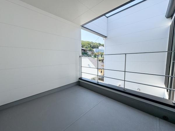 上野丘Ｗ　新築のバルコニー|リビングと繋がるバルコニーは、室内と屋外を自然に繋げる空間。日々のリラックスタイムやガーデニングにも嬉しい、生活に彩りを加える場所です。