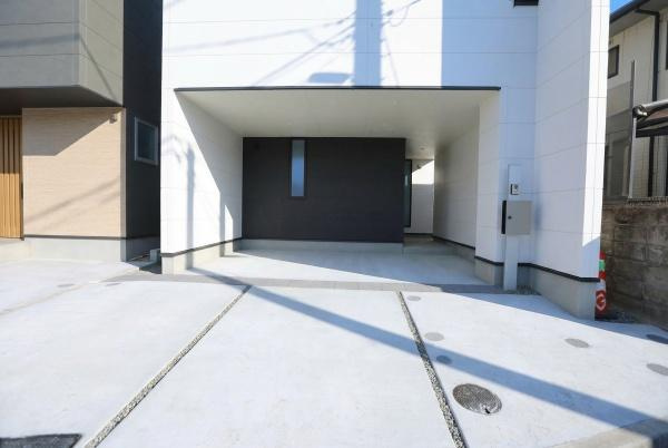 上野丘Ｗ　新築の駐車場|安心のビルトインガレージ付き！買い物した荷物の積み下ろしもスムーズ、雨の日も濡れずに玄関への出入りが出来ます。