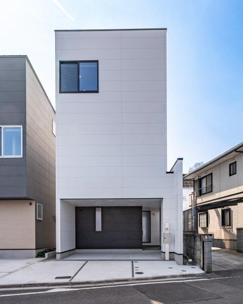 上野丘Ｗ　新築の外観|街並みに映えるホワイト外観で、すっきりとした印象の3階建て住宅です。