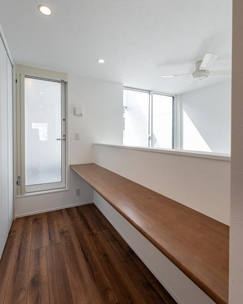 上野丘Ｗ　新築のその他|3階のカウンターはLDKを見渡せるつくりで、家族の気配を感じられる空間です。お子様の宿題やちょっとした作業スペースにも便利です。