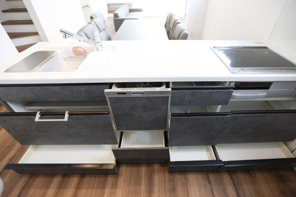 上野丘Ｗ　新築のキッチン|キッチンは引き出し収納が充実していて調理器具や食器もすっきりと整理できます。節水・時短に嬉しい食器洗い乾燥機付きです！