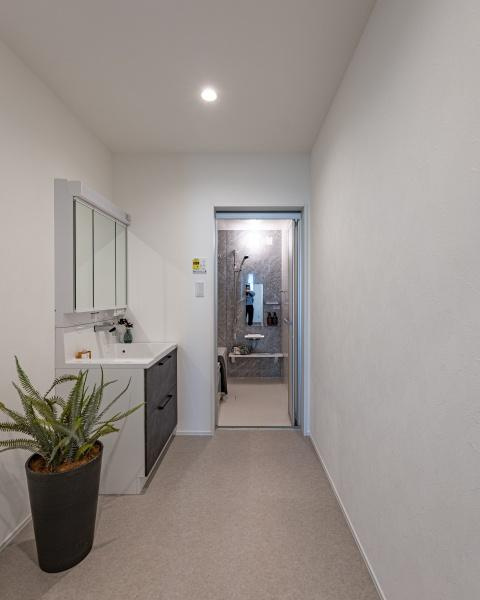 上野丘Ｗ　新築の独立洗面台|収納スペースが豊富な洗面台で日用品もすっきりと収まります。ミラーキャビネット内の棚が使いやすく整理整頓しやすい仕様です。