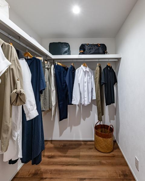 上野丘Ｗ　新築の収納|6帖の洋室にはウォークインクローゼットを備えており、大容量の収納力！ハンガーパイプ付きで便利です。