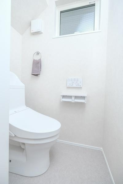 上野丘Ｗ　新築のトイレ|シンプルで落ち着いたトイレ空間です。温水洗浄便座付きで快適に利用できます。