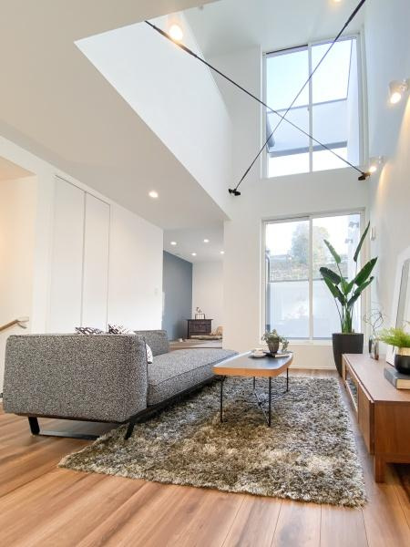 上野丘Ｗ　新築の居間・リビング|吹き抜けの大きな窓から豊かな自然光が差し込み開放感あふれるリビングです。2階リビングでプライバシーも守られ、ゆっくりくつろぐことが出来ます。