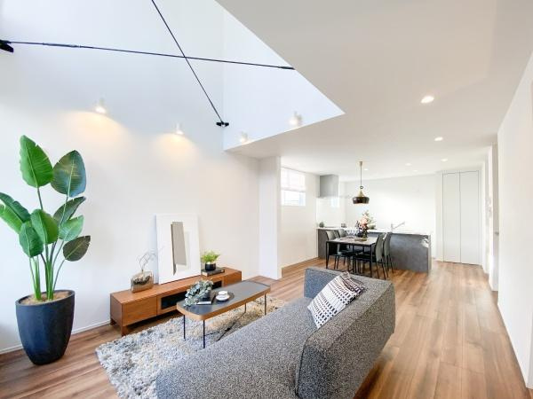 上野丘Ｗ　新築の居間・リビング|開放感のある吹き抜けが特徴的なリビングです。大きな窓から自然光がたっぷり差し込みます。