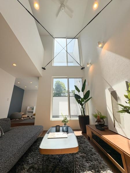 上野丘Ｗ　新築の居間・リビング|開放感のある吹き抜けが特徴的なリビングです。大きな窓から自然光がたっぷり差し込みます。