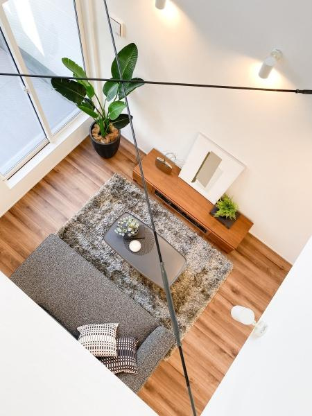 上野丘Ｗ　新築の居間・リビング|視線が抜ける吹き抜けのデザインが、日常にゆとりと特別感を演出♪家具の配置もしやすい広々とした空間で、ワンランク上の暮らしを楽しめます。