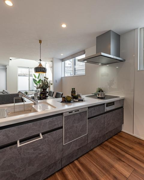 上野丘Ｗ　新築のキッチン|オープンキッチンは、家事の効率性を高めるだけでなく、リビングやダイニングとつながることで家族との時間も大切にできます。料理中でも周囲の様子を把握でき、忙しい日常の中でも便利に活用できる設計です。
