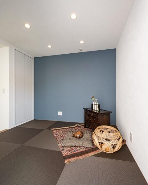 上野丘Ｗ　新築の和室|キッチンやリビングから目の届く位置にある小上がり和室は、お子様の遊び場やお昼寝スペースとしても◎
大きな窓から明るい日差しが差し込みます。