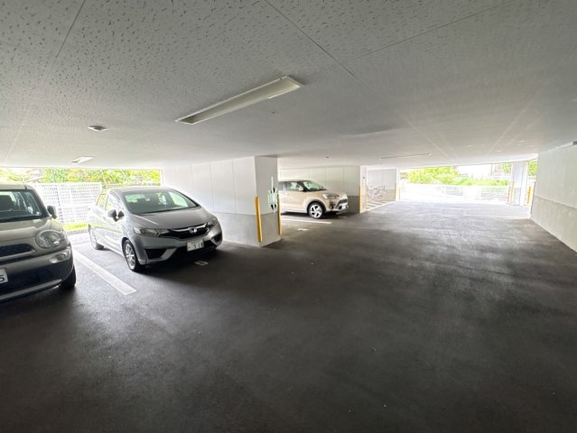 サニーイースト生駒の駐車場