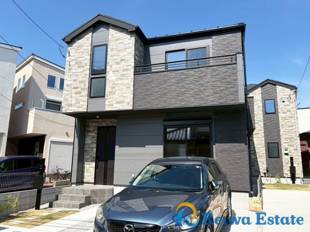 新築戸建　茅ヶ崎市柳島2丁目の外観|街並みに調和する洗練された外観デザイン。毎日の帰宅が楽しみになる住まいです。