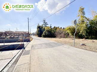 【前面道路含む現地写真】 | 閑静な住宅地なので、静かな環境で暮らしやすいですね。