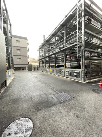 プレミスト京都西院の駐車場