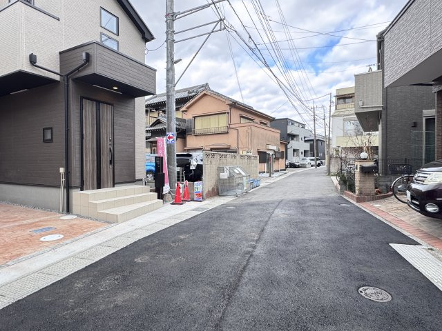 市川市香取１丁目新築戸建【南行徳小学校：6分】の前面道路含む現地写真|東側前面道路・幅員約5.4ｍ