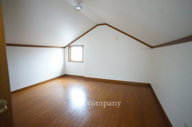 【内装】 | 東大阪市若江本町3丁目 | 【ロフト内（6帖）】窓付きです☆