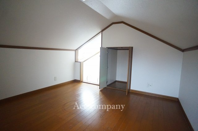 【内装】 | 東大阪市若江本町3丁目 | 【ロフト内（6帖）】物入収納あります♪