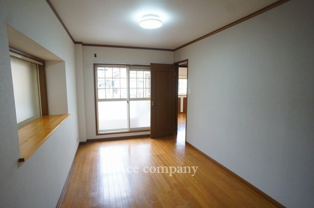 【寝室】 | 東大阪市若江本町3丁目 | 【2階：洋室7帖】バルコニー・出窓付きのお部屋です☆